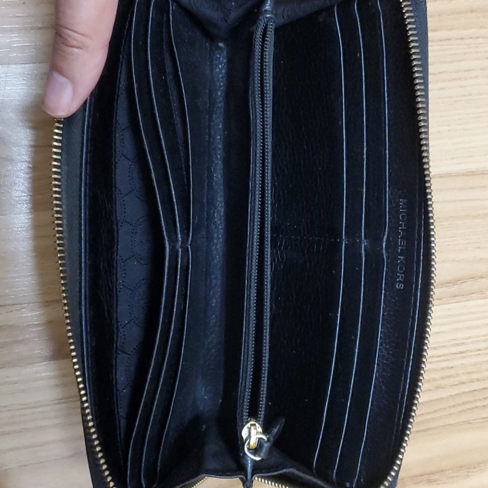 SELLING AS IS * Michael Kors Black Wallet - Picture 5 of 6
